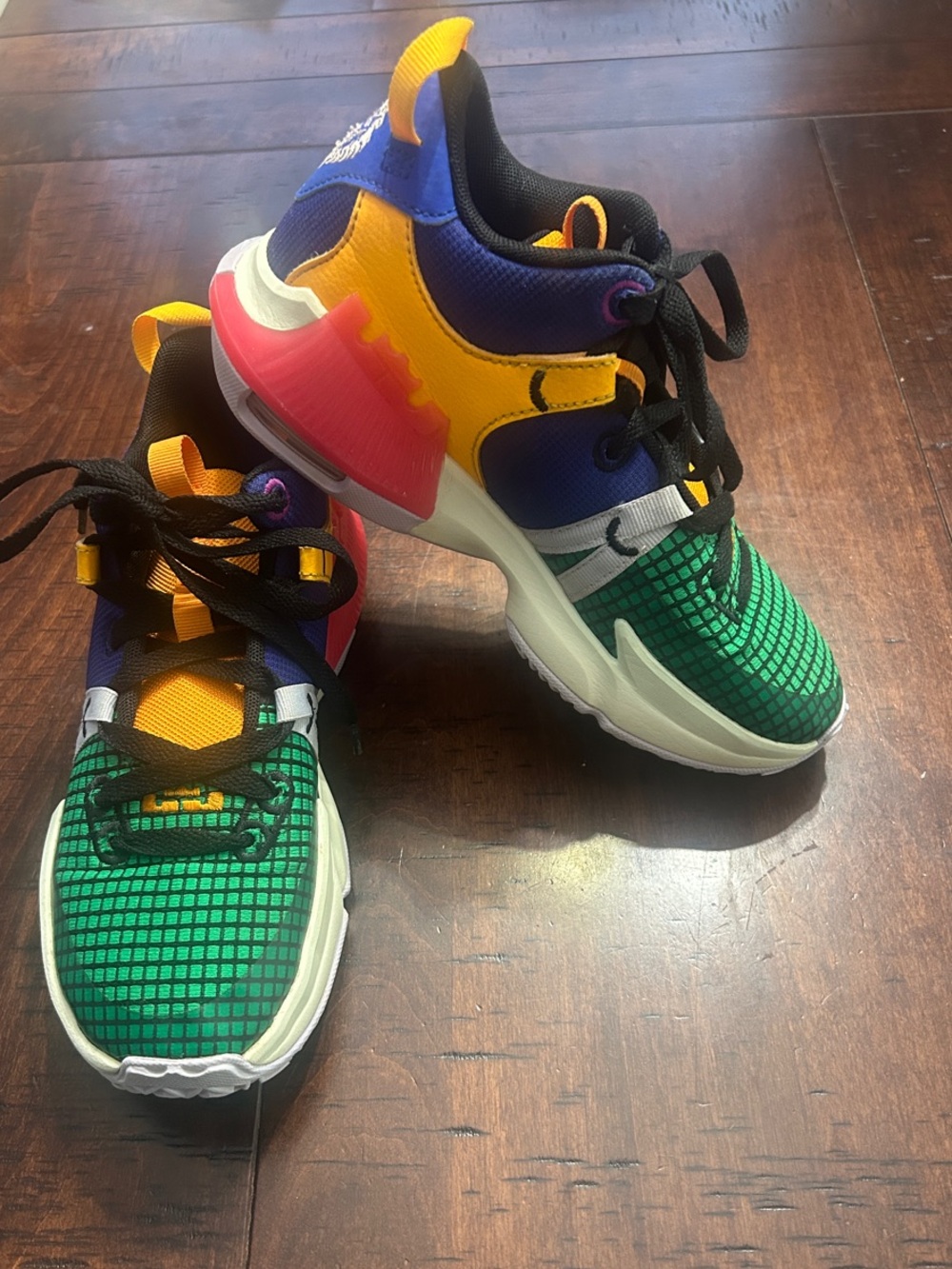 Nike LeBron Witness 7GS, Big Kid’s Size 4Y, EUC